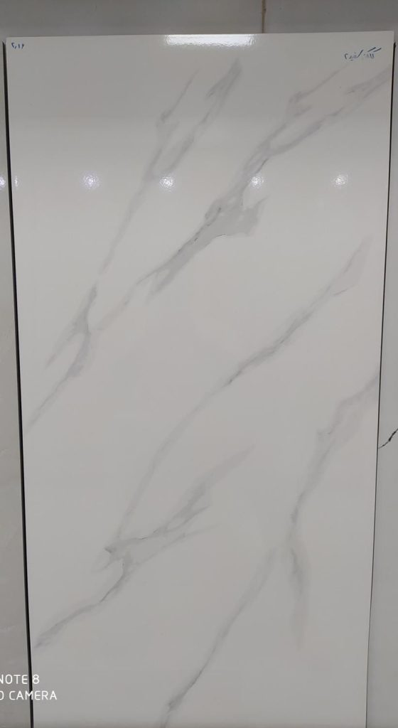 پخش کاشی سرامیک از درب انبار