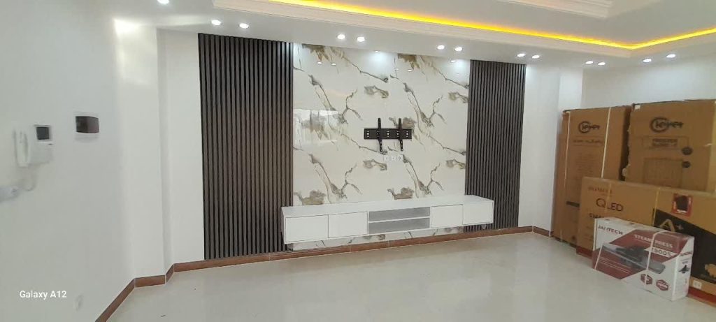 میزتیوی وال وکمددیواری و کابینت درب چوبی