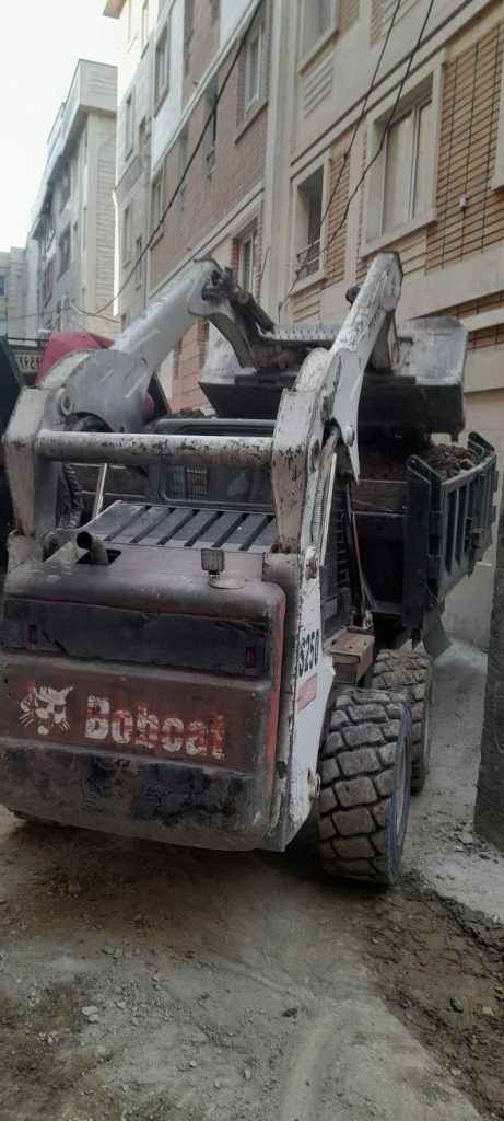 حمل خاک ونخاله توسط بابکت وکارگر بادسان همه نقاط