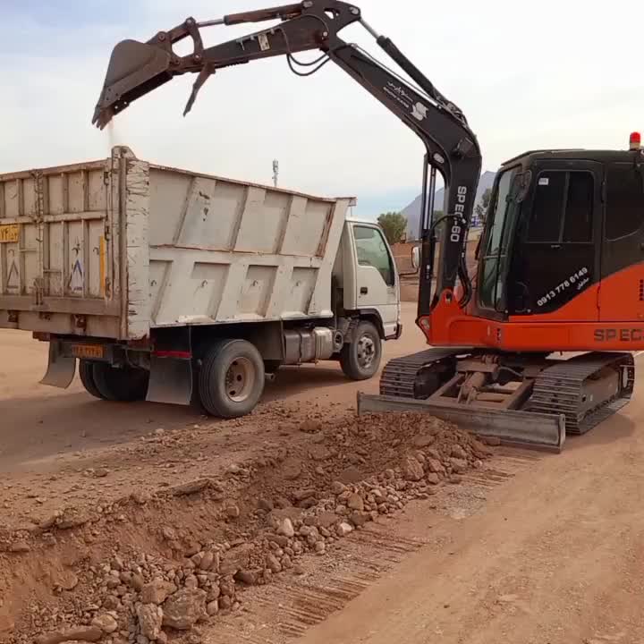 پیمانکاری بیل بکهو مینی بیل حفاری.کانال گودیزدحومه