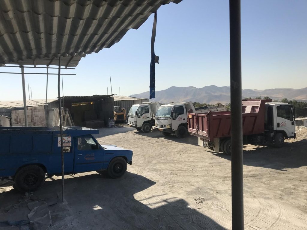 حمل خاک نخاله با نیسان خاور کارگر و بابکت مینی بیل