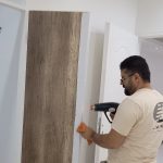 نصاب برچسب کابینت نصاب ماربل شیت نقاشی ساختمان نصب پوستر نصب پارکت