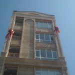پیچ و رولپلاک نورپردازی کار در ارتفاع با طناب نما