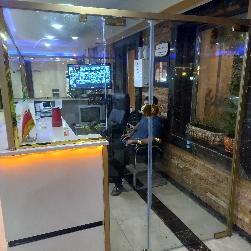 تعمیرات ریگلاژ و نصب انواع درب شیشه سکوریت