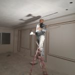 نقاش نقاشی. ساختمان رنگ کاری ساختمان