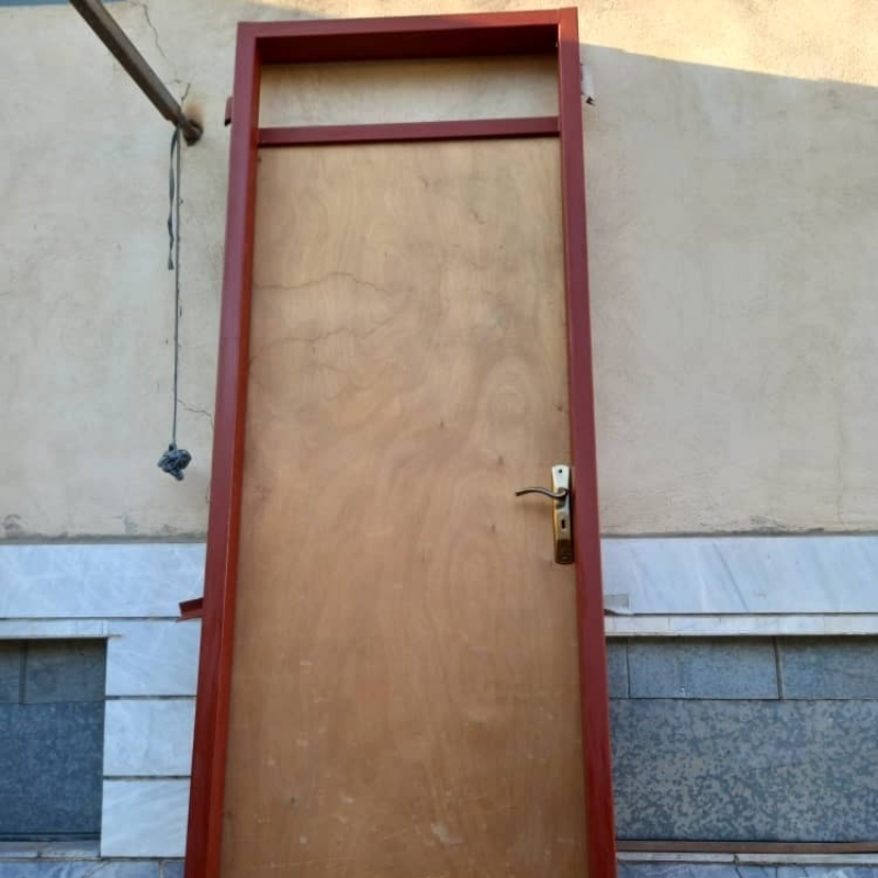 درب اتاق با چهار چوب و دستگیره