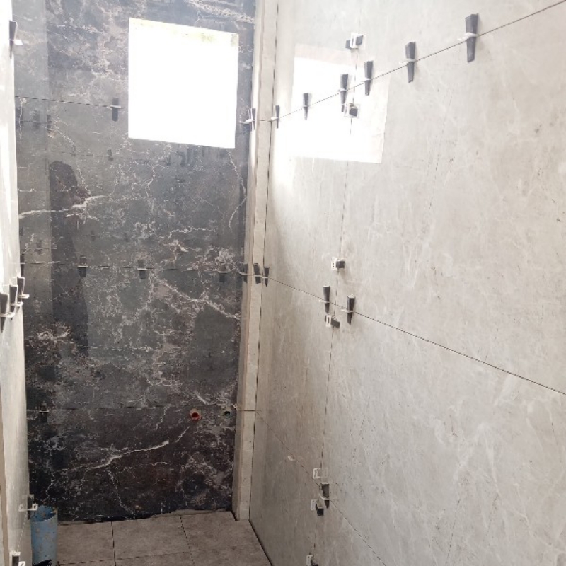 کارگر ساده کاشی کاری